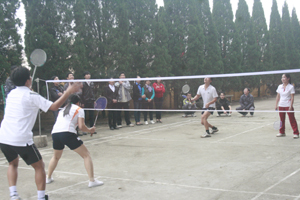 Các VĐV tham gia thi đấu môn cầu lông tại giải bóng bán - cầu lông CNC – LĐ huyện năm 2013.